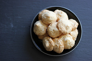 Hazelnut meringue cookies